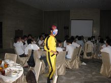 突然、会場に悪党が乱入